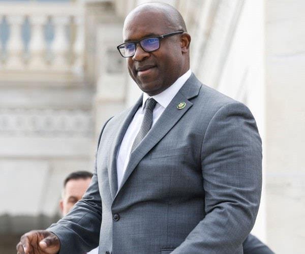 众议员贾马尔·鲍曼承认拉响火警